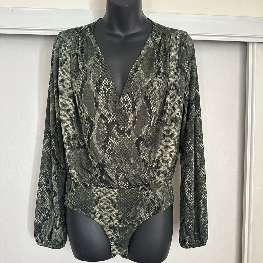 H&M LongSleeve Bodysuit Snake Pattern In Green Size Small